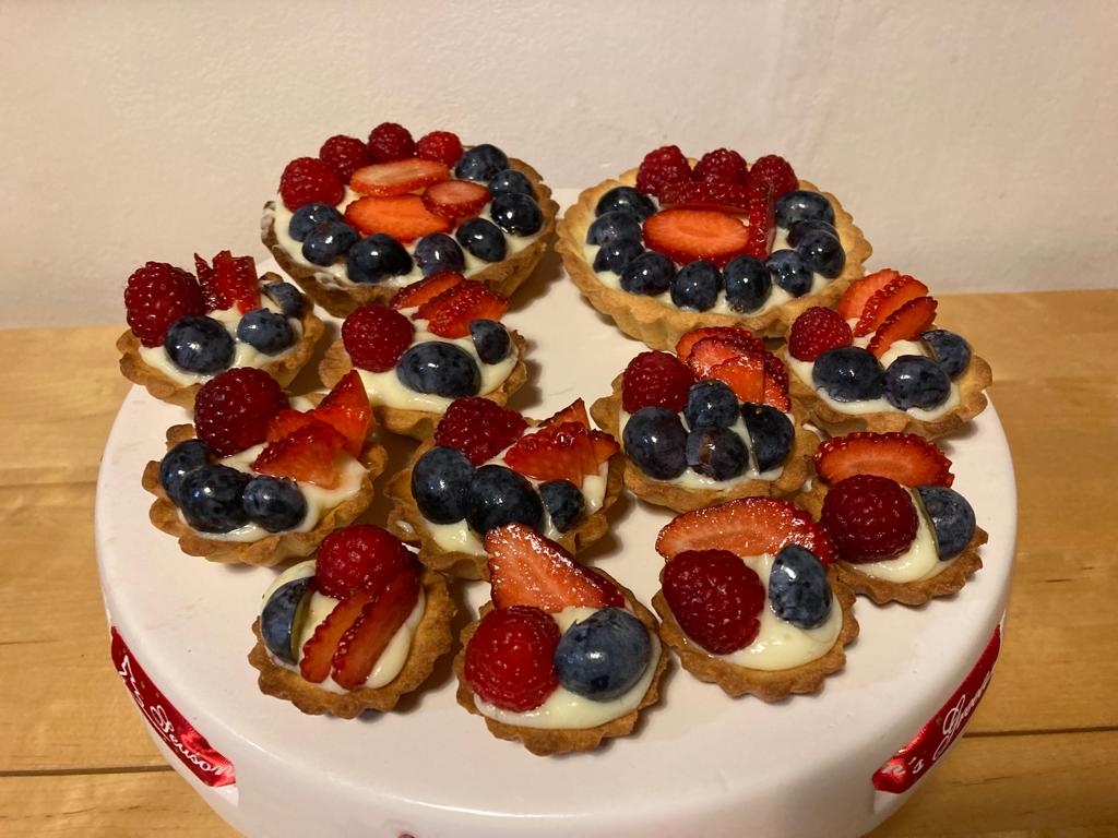 Tartaletky plněné vanilkovém krémem s ovocem