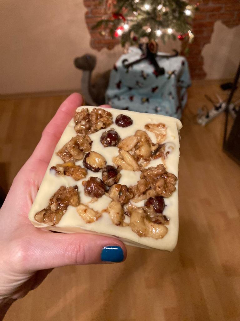 Bílá čokoláda s oříškovou směsí