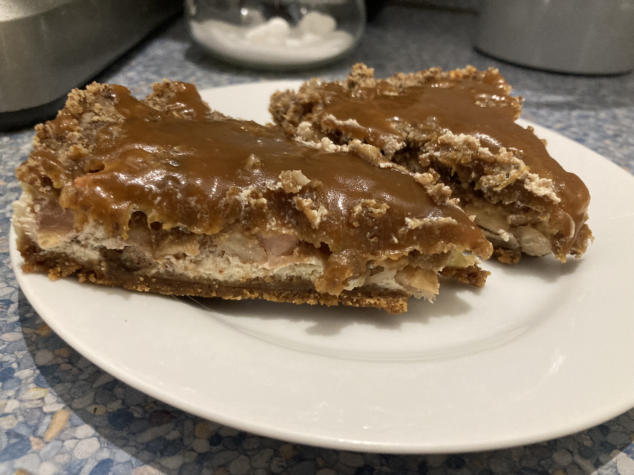 Cheesecake s jablky, drobenkou a slaným karamelem