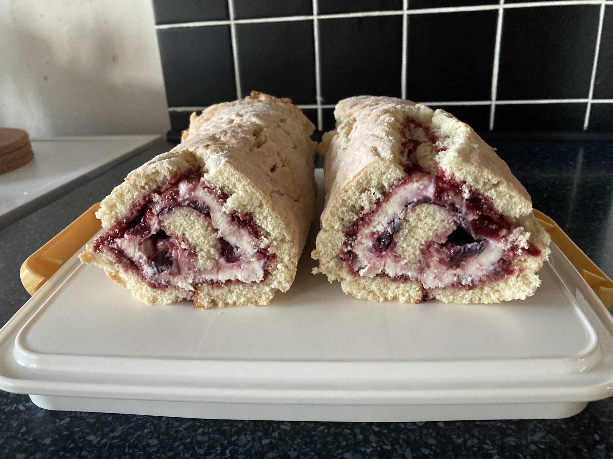 Vanilková roláda s malinami